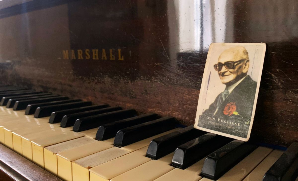 Crítica de "San Pugliese": Un tributo cuasi devocional para un "maestro" de la vida