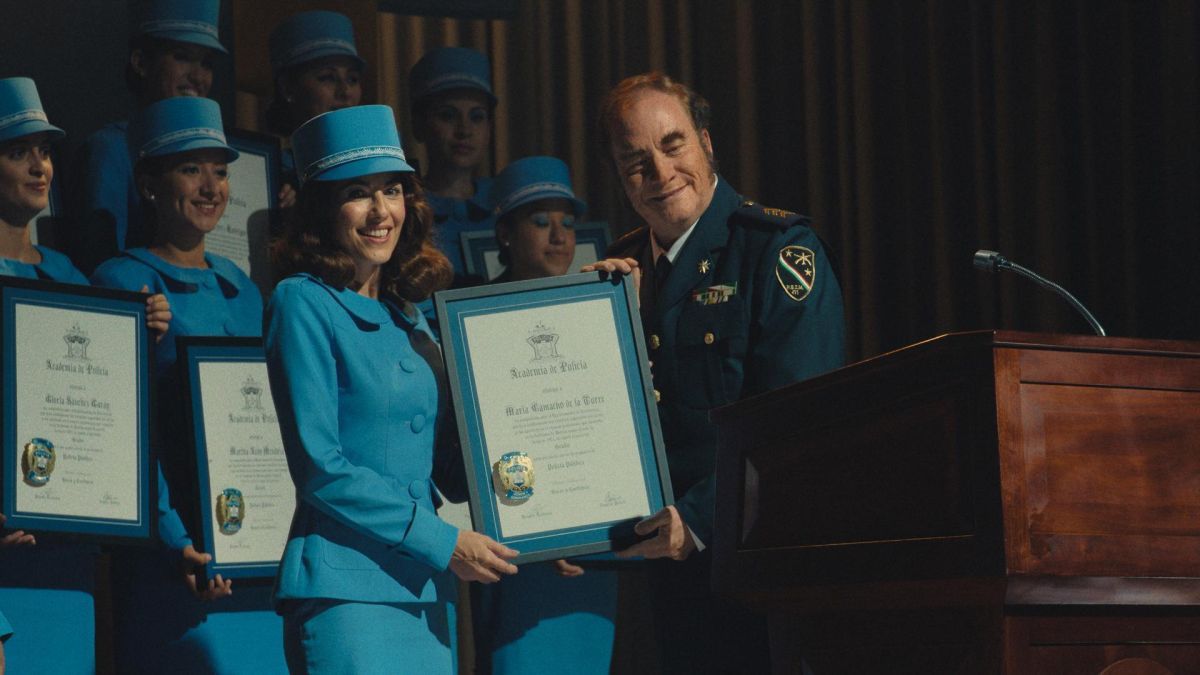 Crítica de "Las Azules": Una audaz mezcla de thriller, comedia y crítica social con Leonardo Sbaraglia y Bárbara Mori