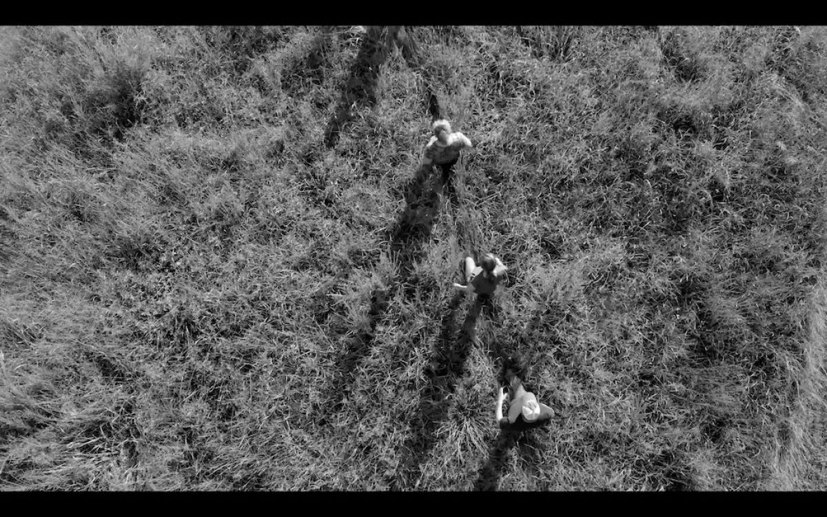 Crítica de "Algún día, en algún lugar": Un retrato crudo y humano de la migración forzada por Ricardo Preve 