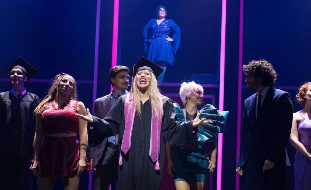 “Legalmente Rubia”: Laurita Fernández protagoniza una eufórica fiesta musical entre brillos y leyes  