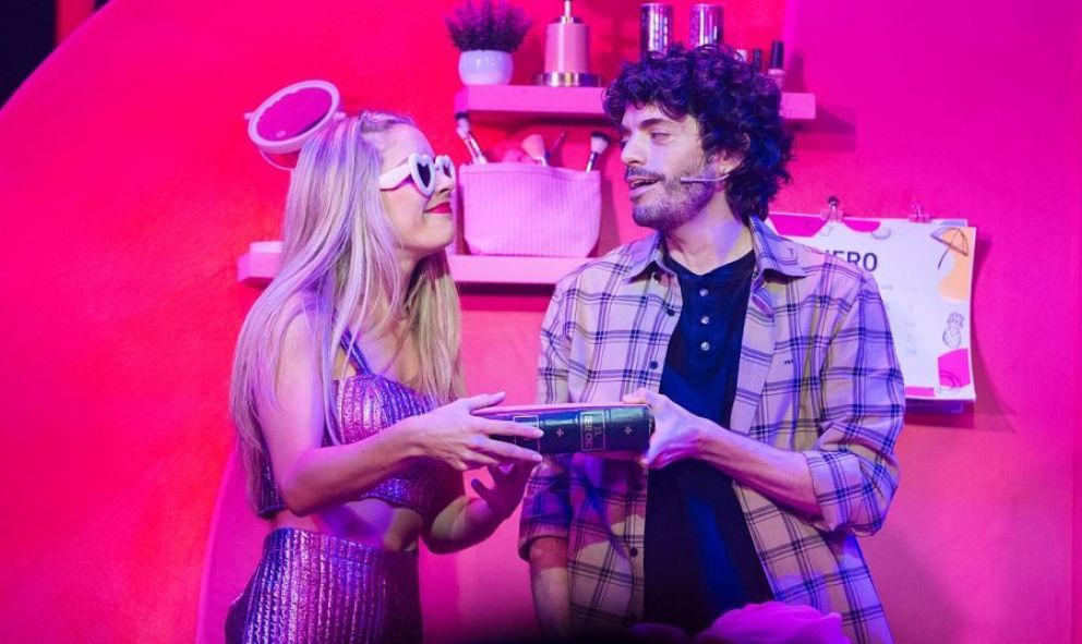 “Legalmente Rubia”: Laurita Fernández protagoniza una eufórica fiesta musical entre brillos y leyes  