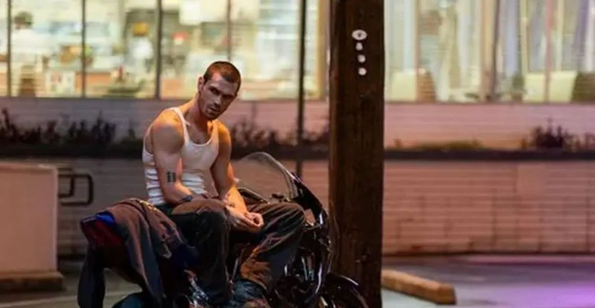 Crítica de "Una maniobra arriesgada/A Fondo": Drama familiar en el motociclismo