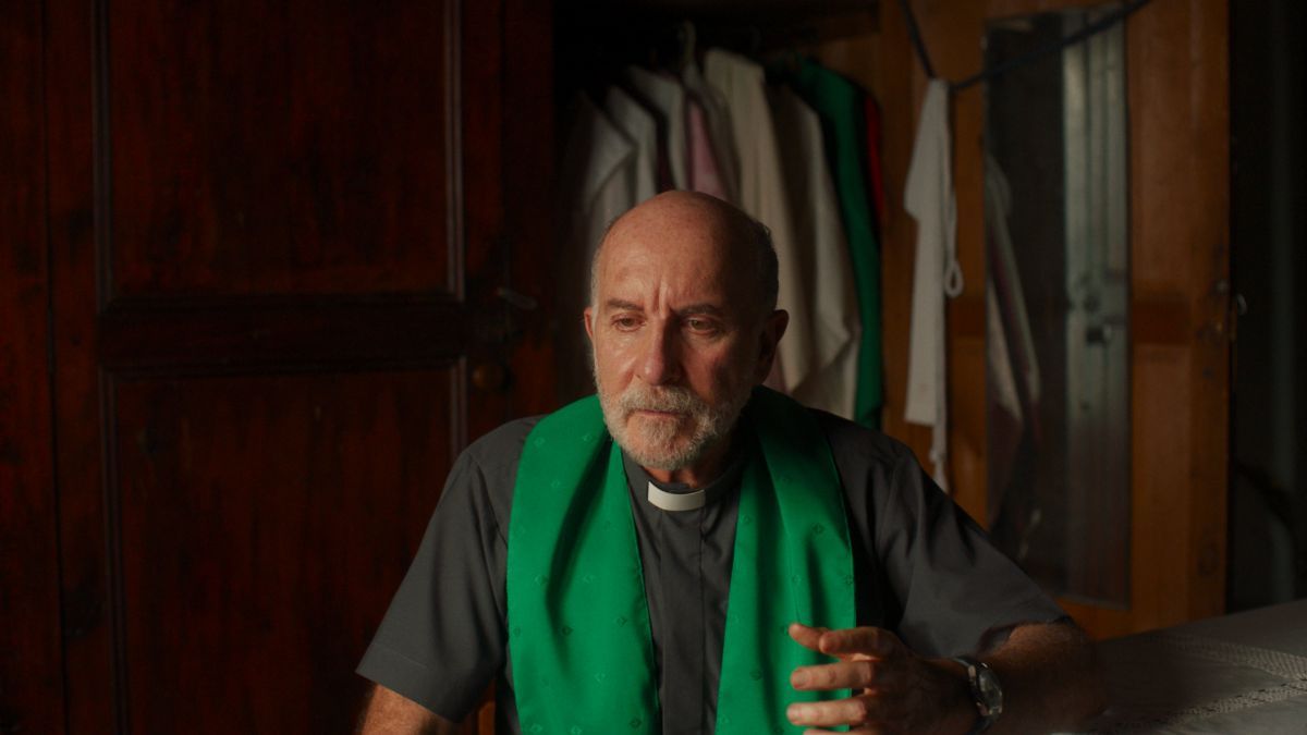 Crítica de "Crónicas de una santa errante": Mónica Villa en un viaje trágico-cómico entre lo divino y lo terrenal