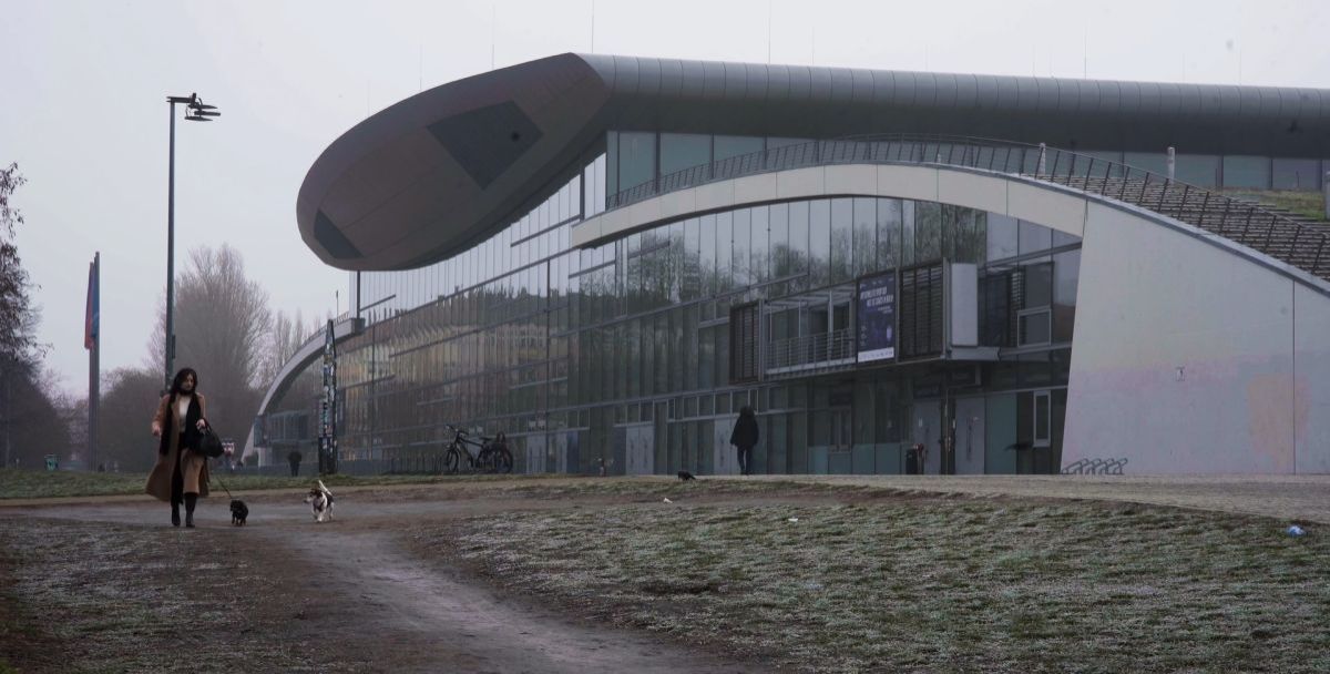 Crítica de “Cabeza parlante, boca muda”: un ejercicio de memoria en busca de la identidad