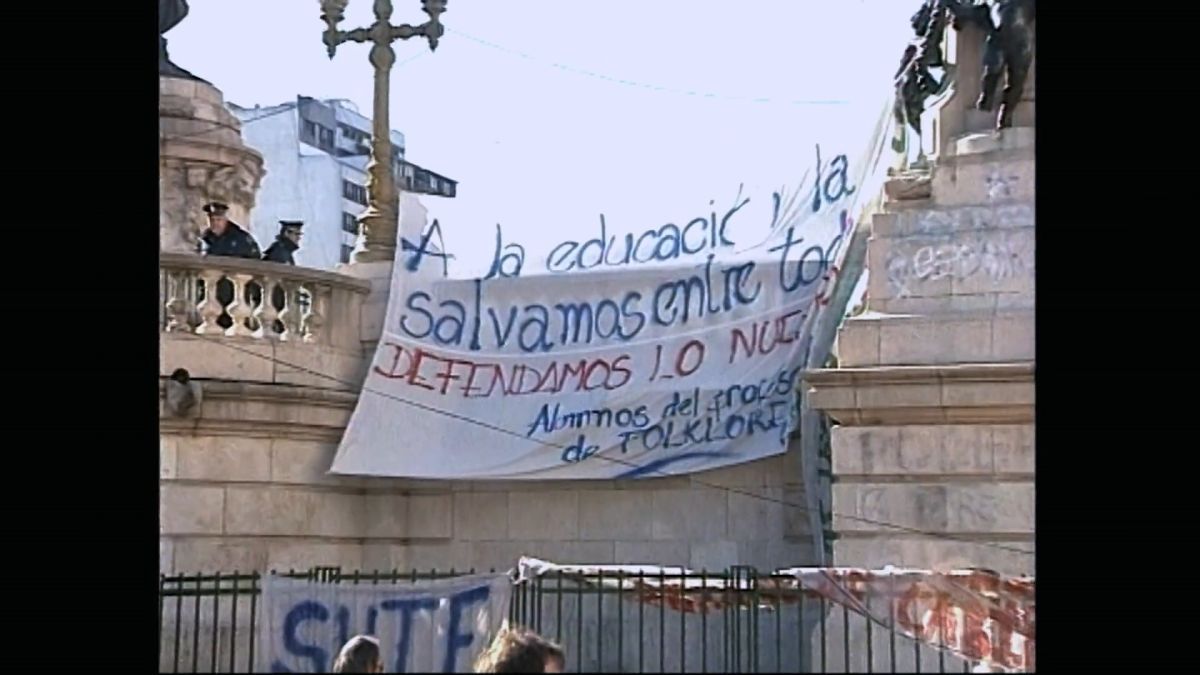 Crítica de “Cabeza parlante, boca muda”: un ejercicio de memoria en busca de la identidad