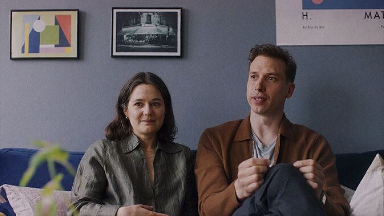 Crítica de "La hipnosis": Una sátira social que explora los límites del comportamiento femenino