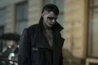 Crítica de “El cuervo”: Bill Skarsgård protagoniza una remake maldita
