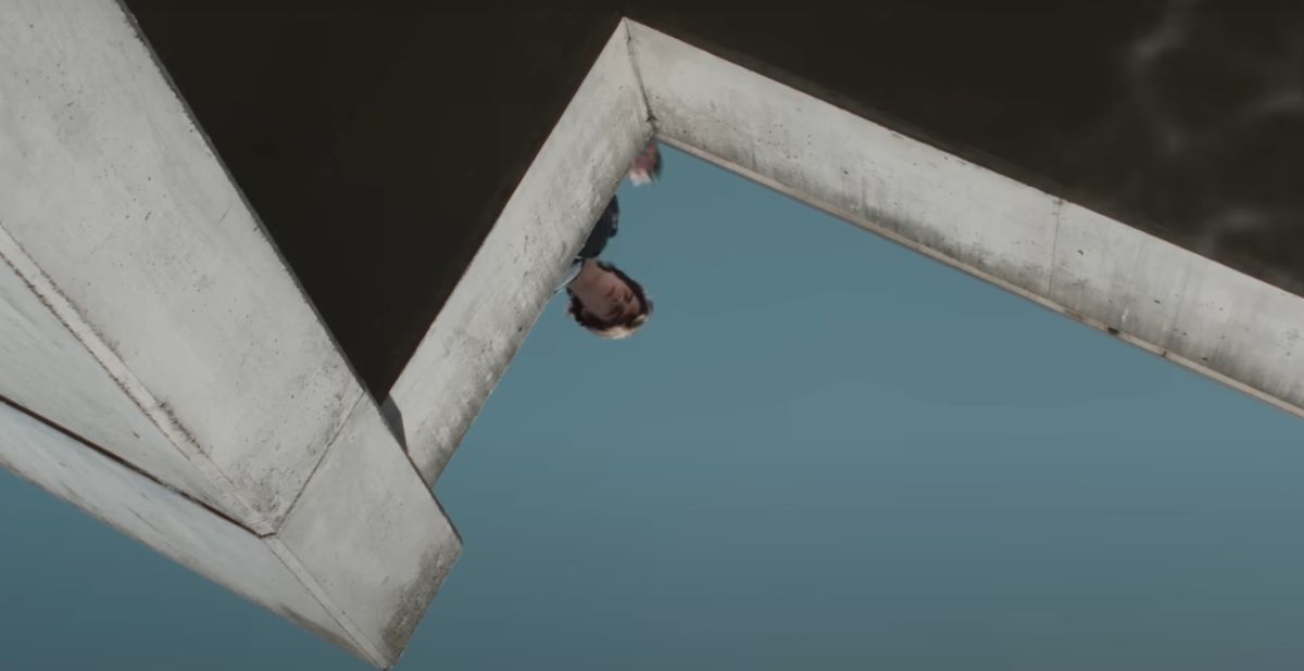 Felipe Otaño detrás de un preciso y silencioso observador en la pantalla grande