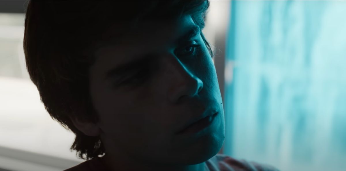 Felipe Otaño detrás de un preciso y silencioso observador en la pantalla grande