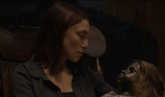 Crítica de “Alice gemela del Diablo”: Muñecas y maldiciones que se repiten