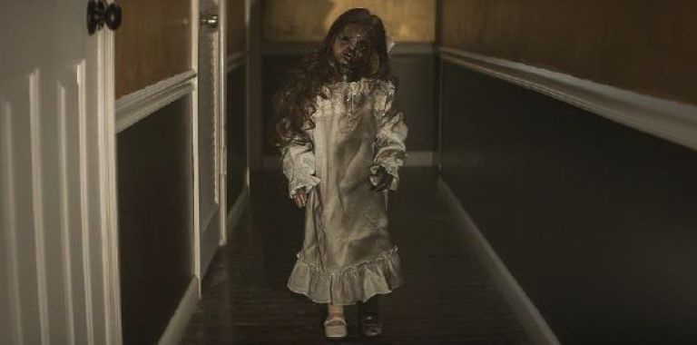 Crítica de “Alice gemela del Diablo”: Muñecas y maldiciones que se repiten