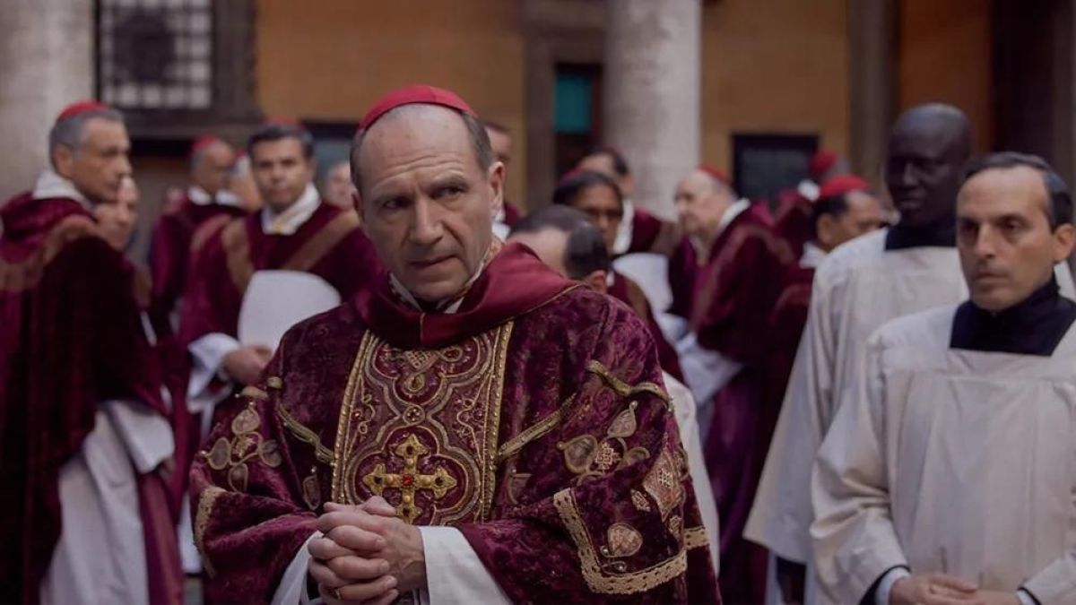 Crítica de "Cónclave":  Un thriller político en el corazón del Vaticano con Ralph Fiennes