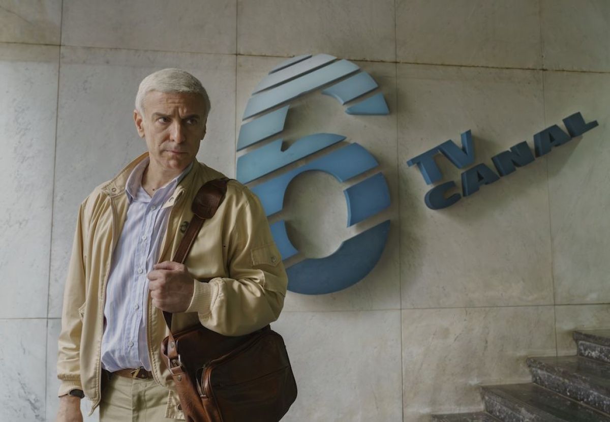 Crítica de "El hombre que amaba los platos voladores": El legado televisivo de José de Zer y su impacto en la cultura argentina