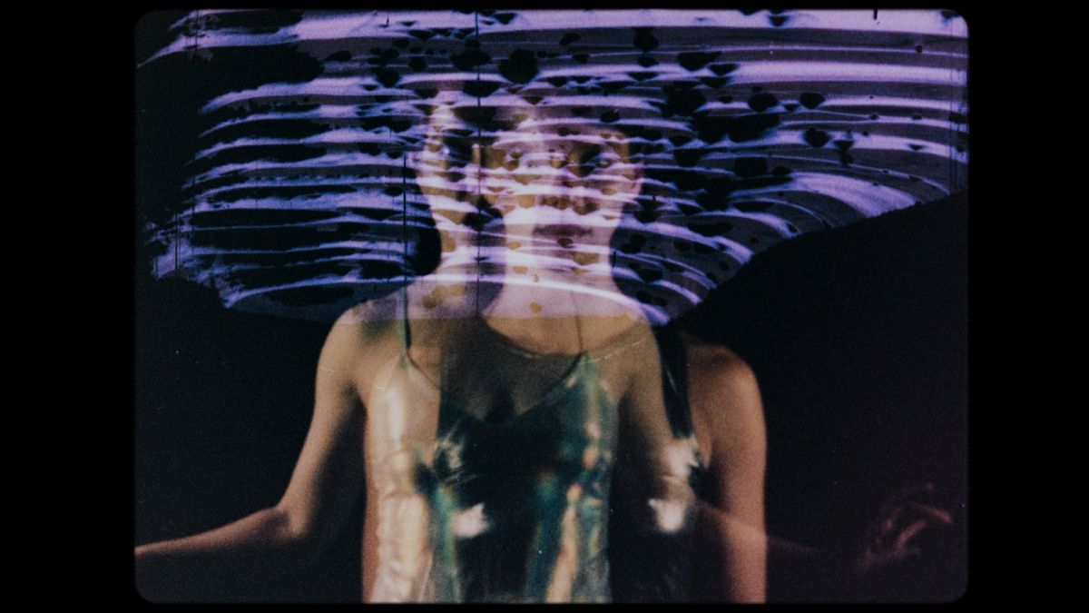 Crítica de “Historia universal”: Ernesto Baca y la manipulación mediática en clave experimental