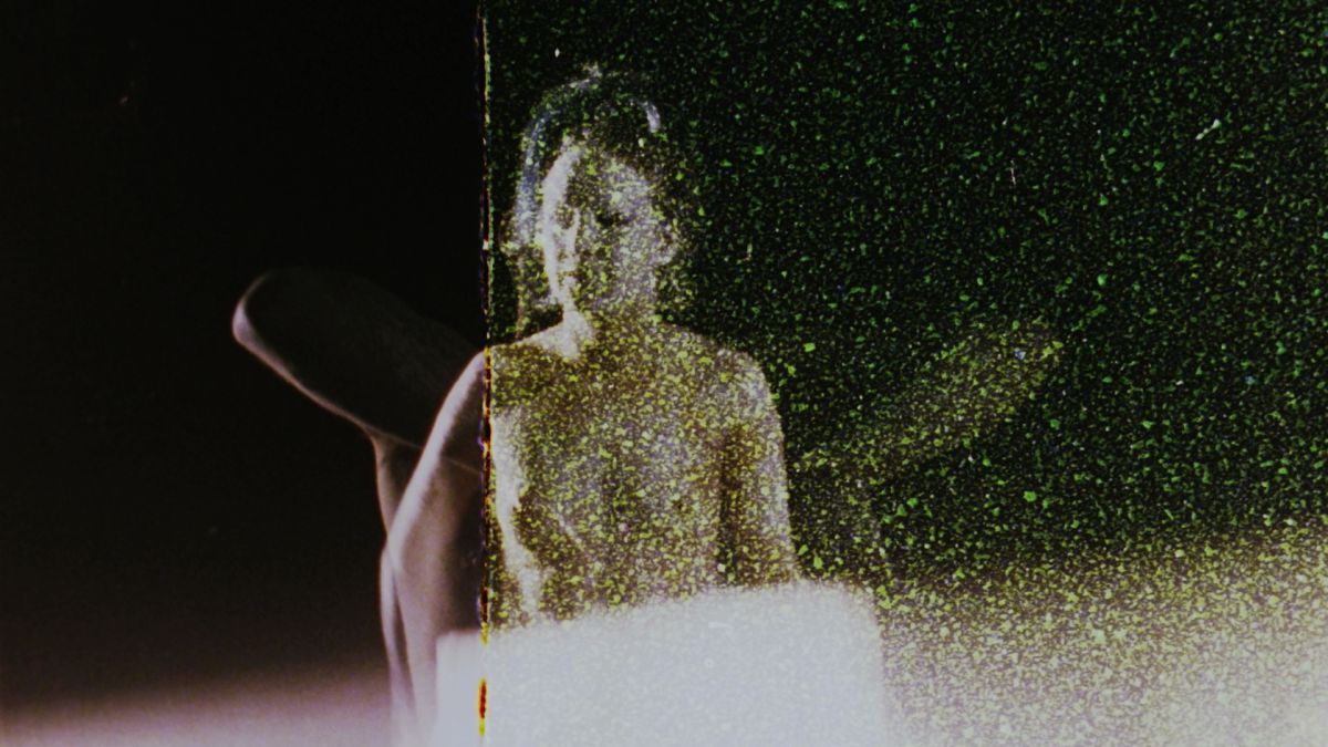 Crítica de “Historia universal”: Ernesto Baca y la manipulación mediática en clave experimental