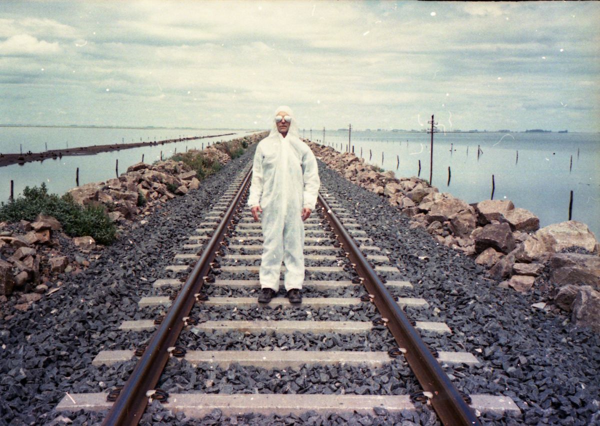 Crítica de “Historia universal”: Ernesto Baca y la manipulación mediática en clave experimental