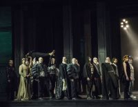 Crítica de "Eduardo II": Poder, deseo y tragedia en una puesta grandilocuente y posmoderna