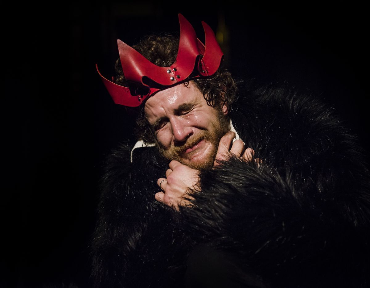 Crítica de "Eduardo II": Poder, deseo y tragedia en una puesta grandilocuente y posmoderna