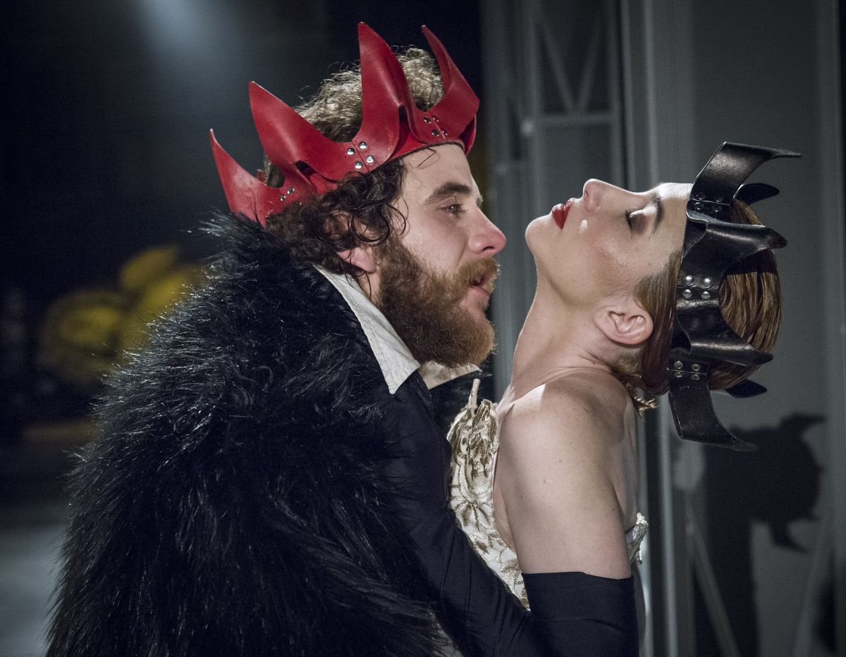 Crítica de "Eduardo II": Poder, deseo y tragedia en una puesta grandilocuente y posmoderna