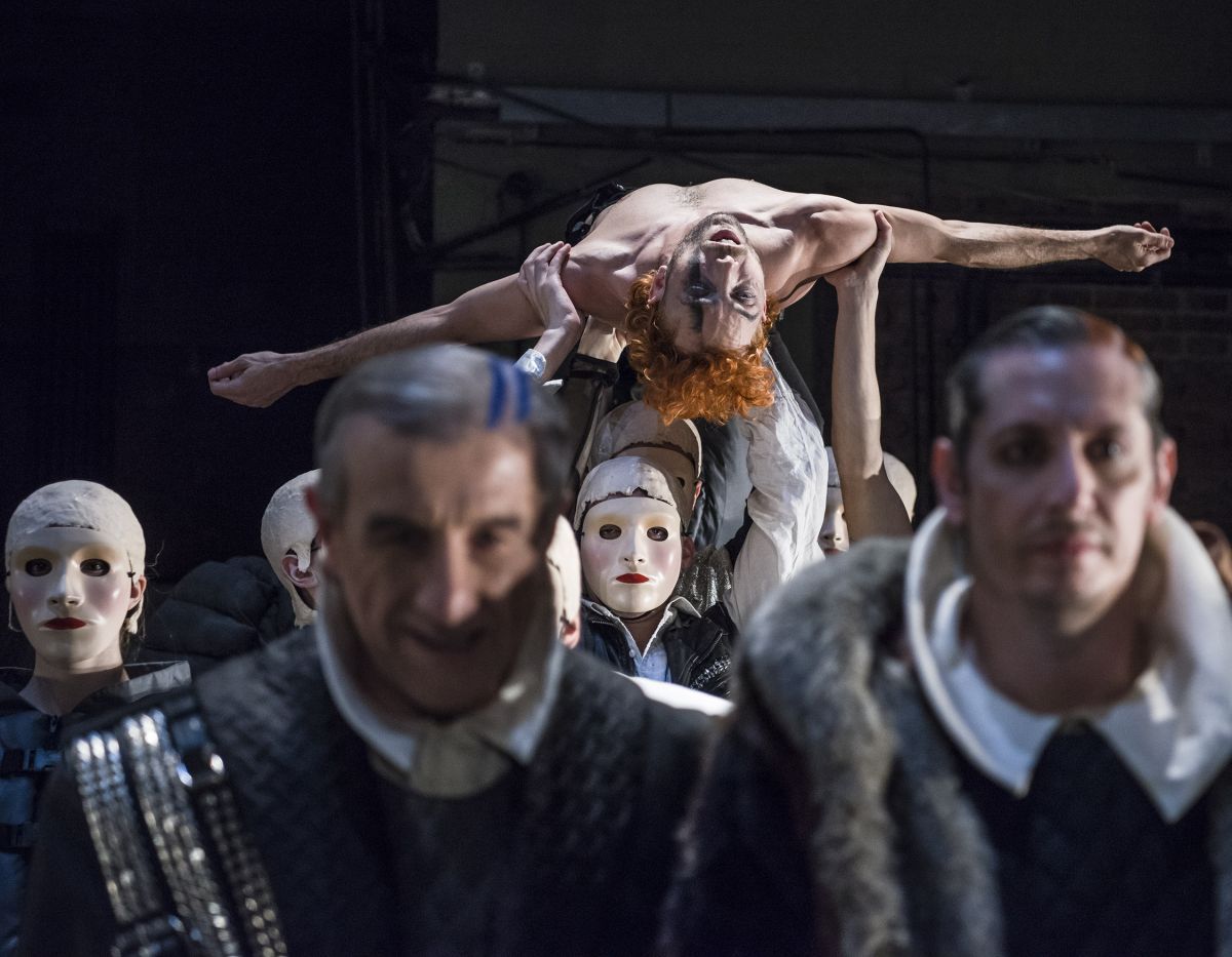 Crítica de "Eduardo II": Poder, deseo y tragedia en una puesta grandilocuente y posmoderna