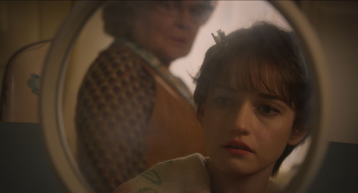Crítica de "Departamento 7A": Julia Garner en la precuela de "El bebé de Rosemary"