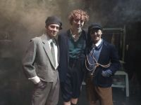 Pedro Maurizi, Fernanda Provenzano y Brian Sichel ejecutan en escena los “Juegos de fábrica” de Nicolás Manasseri