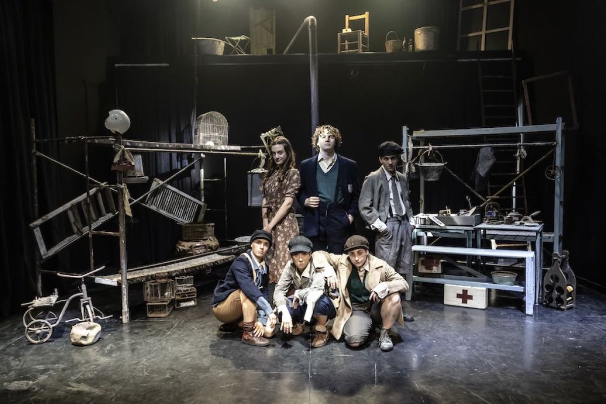 Pedro Maurizi, Fernanda Provenzano y Brian Sichel ejecutan en escena los “Juegos de fábrica” de Nicolás Manasseri