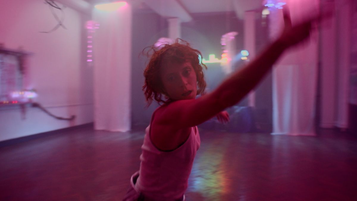 Crítica de “Electrocardiograma”: La sinergia entre danza y cine bajo la dirección de Valentina Camus