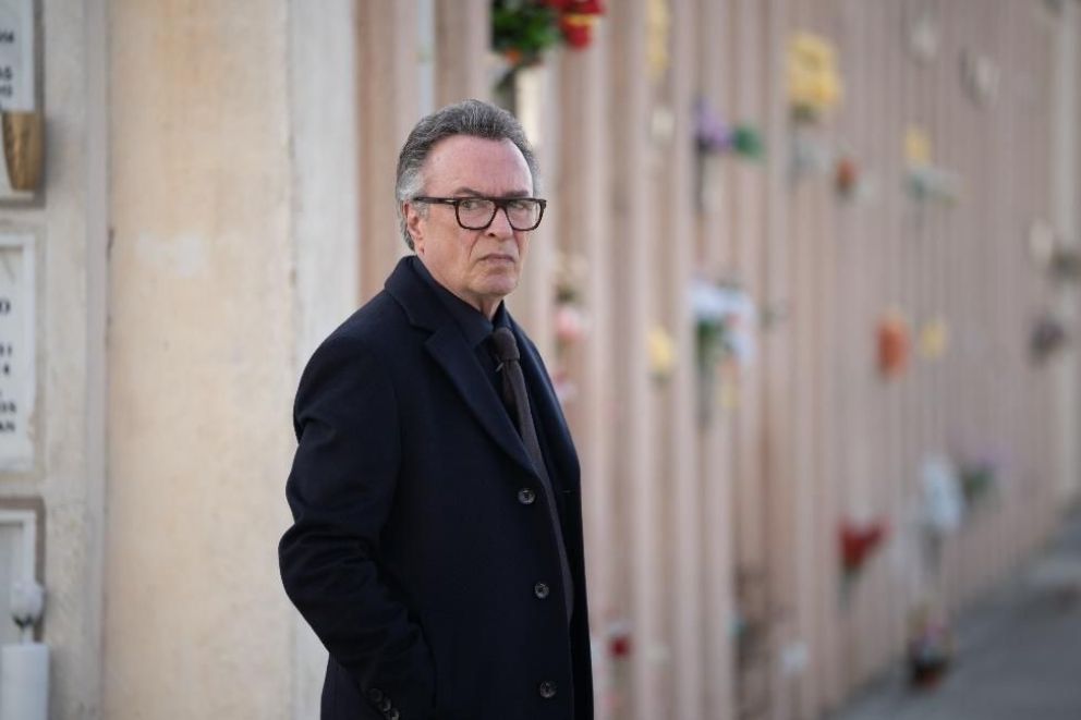 Crítica de "Bellas Artes 2": Oscar Martínez navega en las complejidades del arte moderno y la gestión cultural 