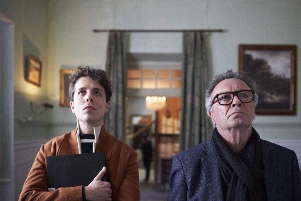 Crítica de "Bellas Artes 2": Oscar Martínez navega en las complejidades del arte moderno y la gestión cultural 