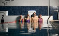 Entre brazadas y respiraciones, Juan Gil Navarro y Ariadna Asturzzi protagonizan una experiencia teatral “Subacuática” 