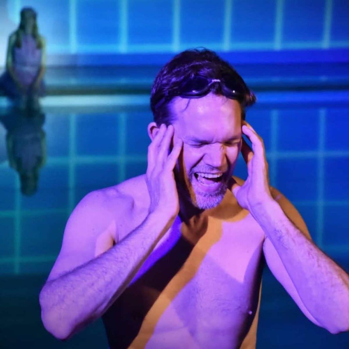 Entre brazadas y respiraciones, Juan Gil Navarro y Ariadna Asturzzi protagonizan una experiencia teatral “Subacuática” 