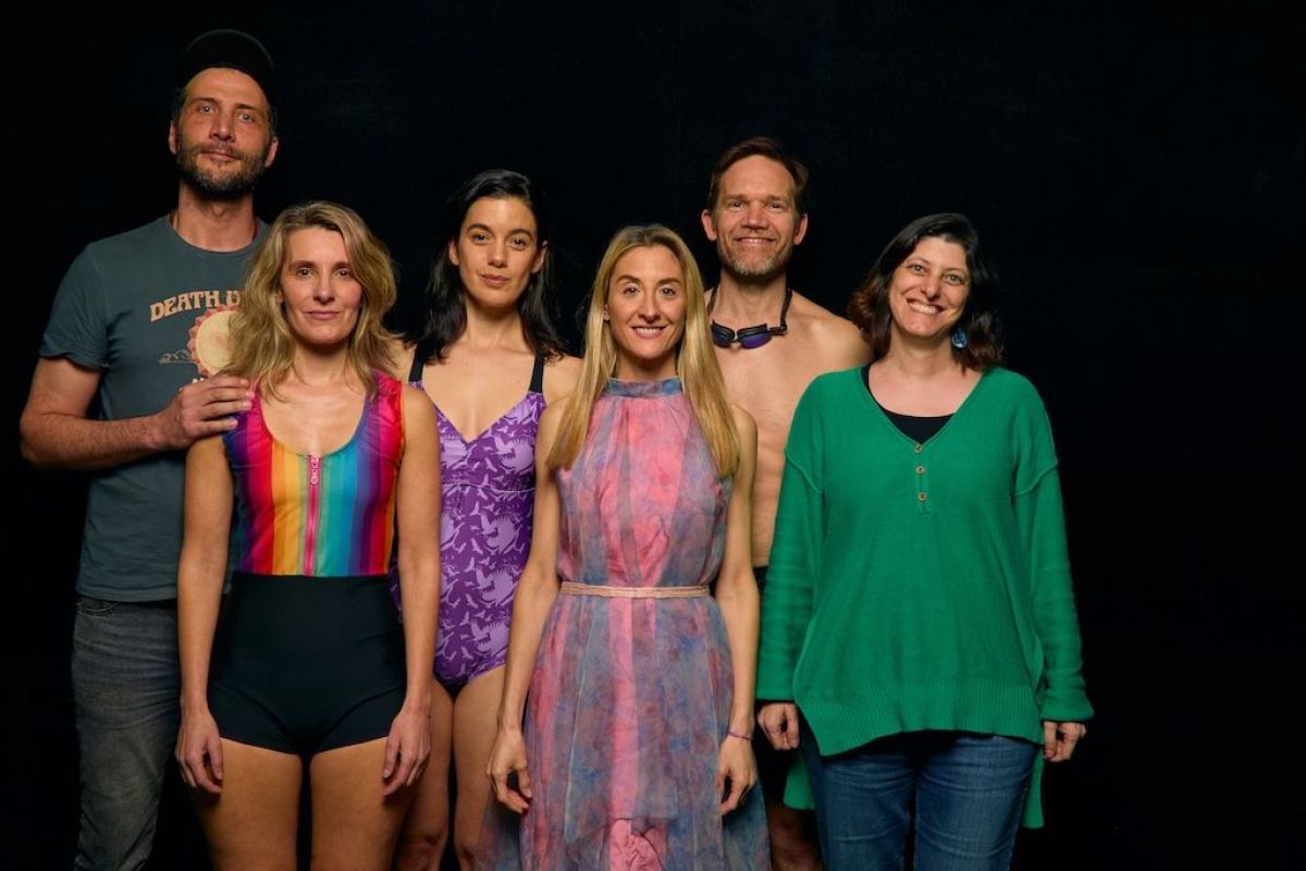 Entre brazadas y respiraciones, Juan Gil Navarro y Ariadna Asturzzi protagonizan una experiencia teatral “Subacuática” 