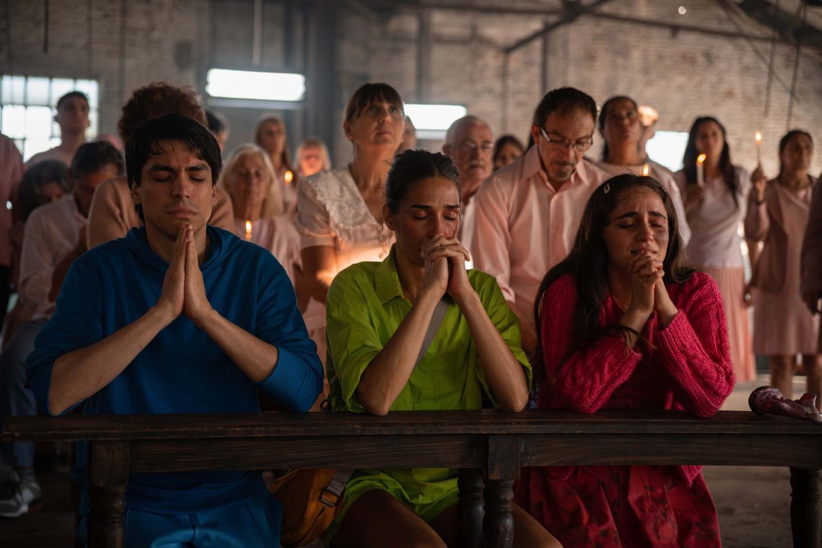 Crítica de "Virgen Rosa": La película de Dennis Smith que explora la identidad y la memoria en el vacío