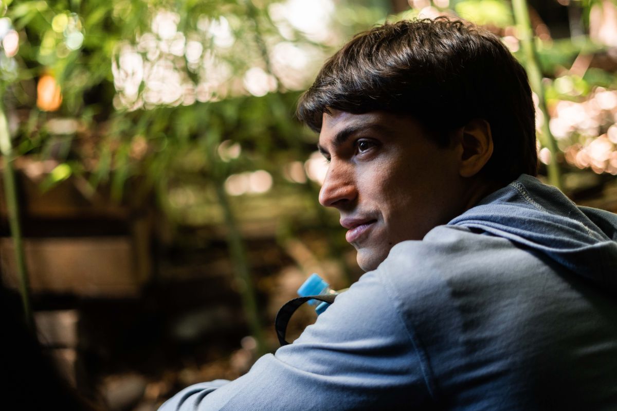 Crítica de "Virgen Rosa": La película de Dennis Smith que explora la identidad y la memoria en el vacío