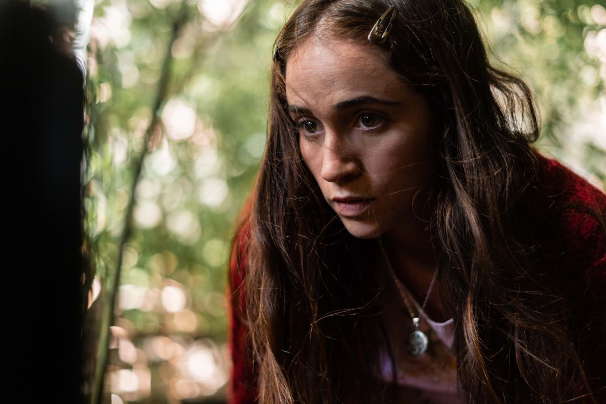 Crítica de "Virgen Rosa": La película de Dennis Smith que explora la identidad y la memoria en el vacío