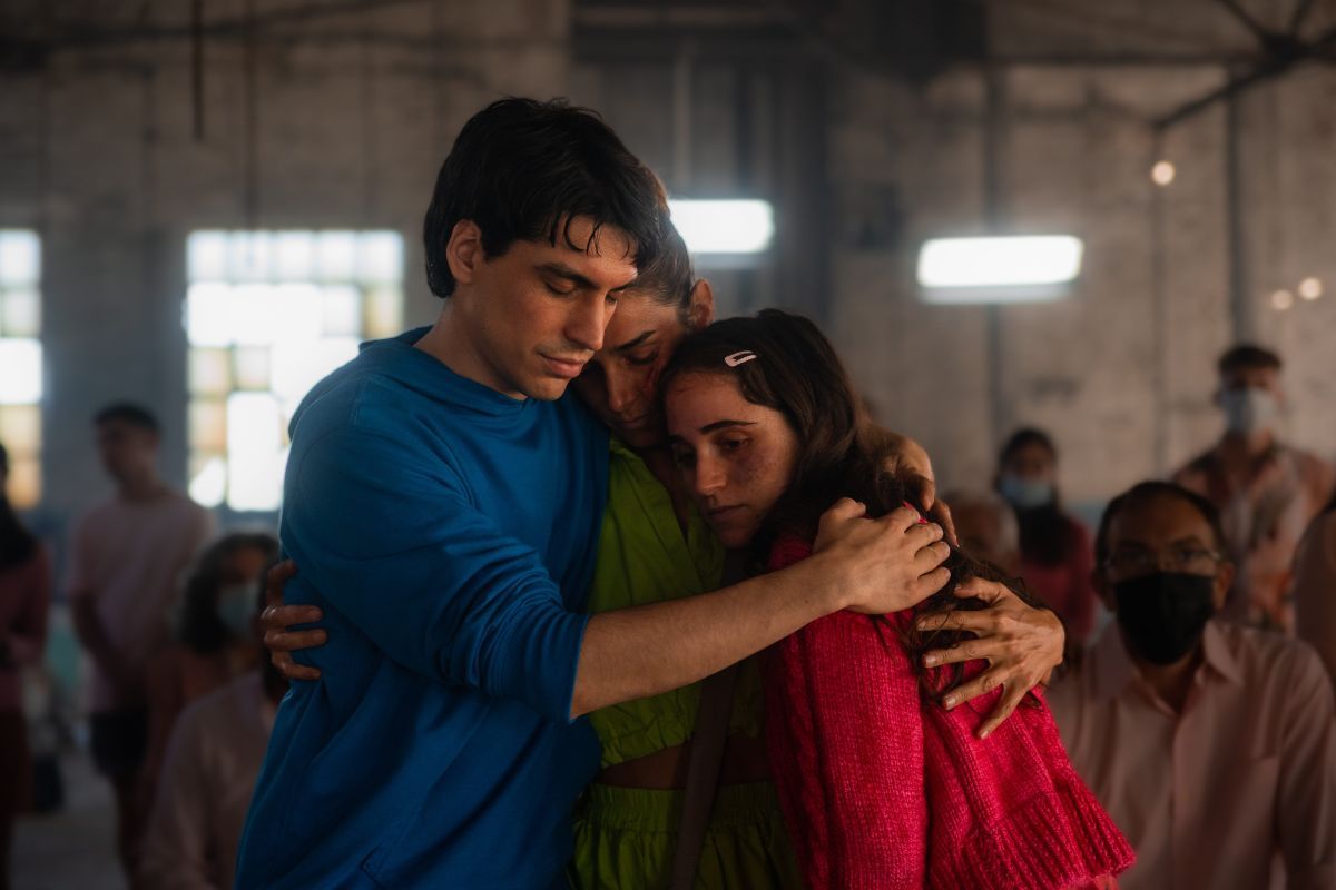 Crítica de "Virgen Rosa": La película de Dennis Smith que explora la identidad y la memoria en el vacío