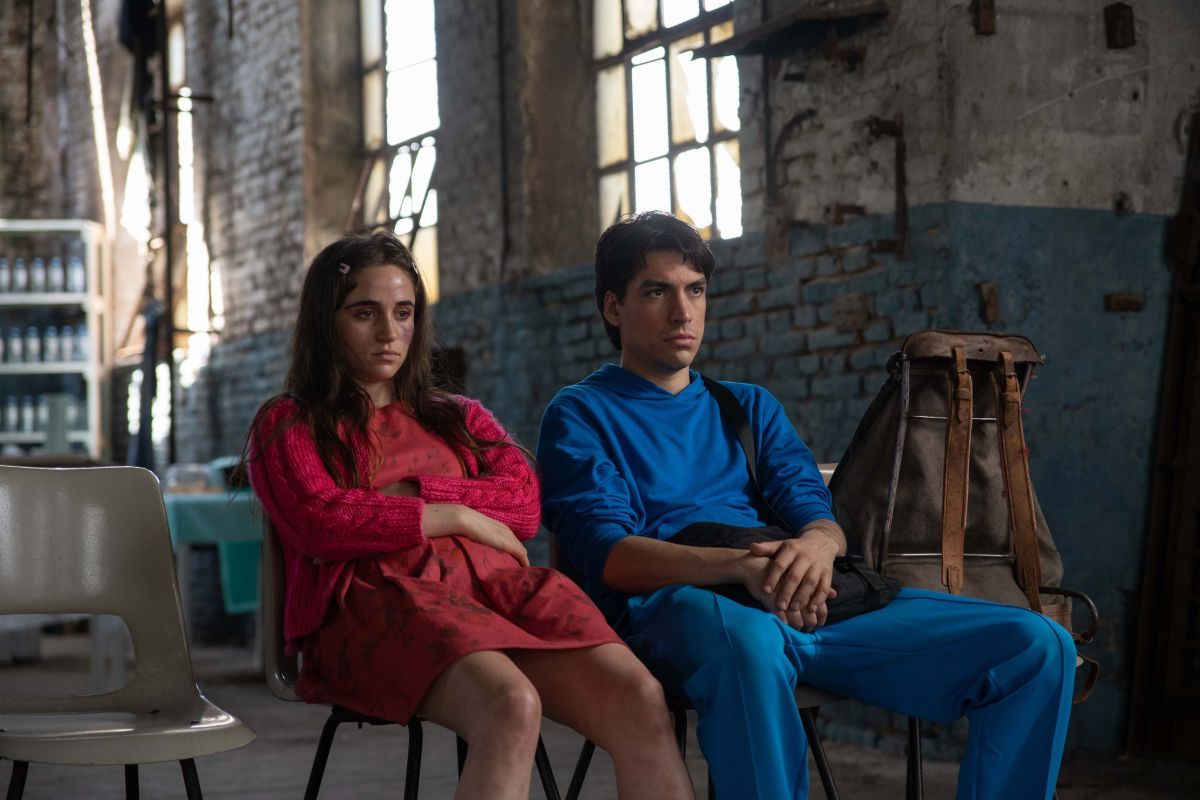 Crítica de "Virgen Rosa": La película de Dennis Smith que explora la identidad y la memoria en el vacío