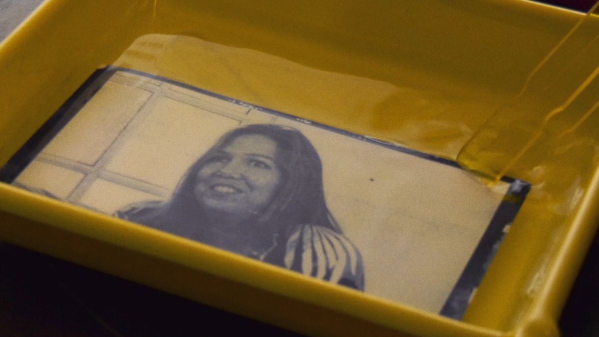 Crítica de "Revelar": Fermín Rivera y la memoria visual de los nietos recuperados