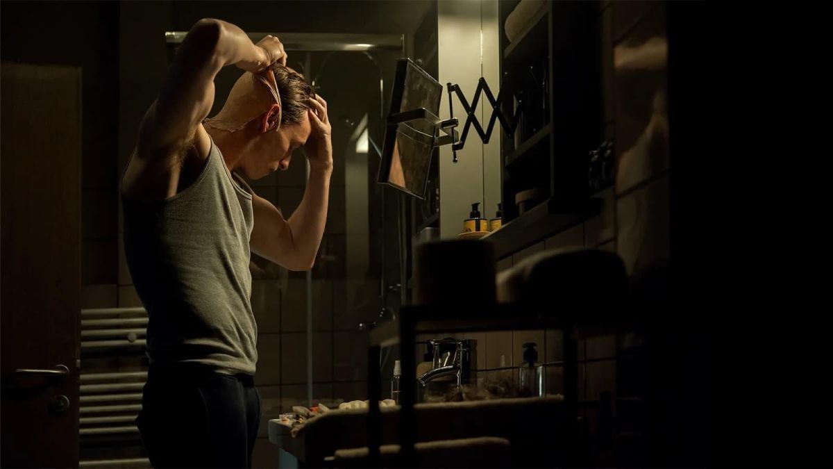 Crítica de "El chacal": Asesinos a sueldo, redes sociales y el ascenso de la ultraderecha en un desafiante thriller contemporáneo 