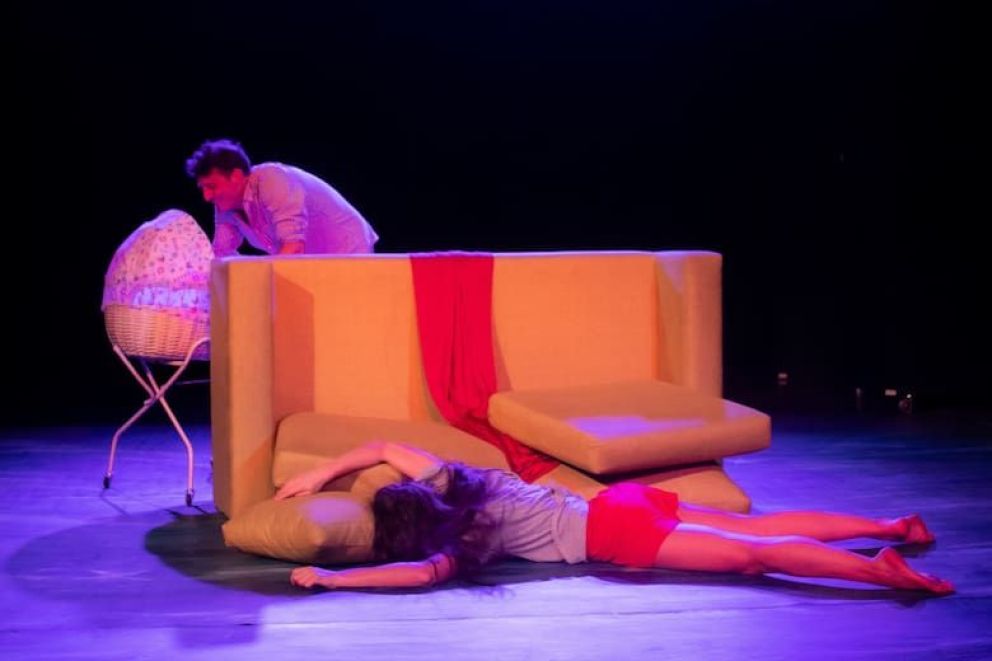 Crítica de "Entre tus siestas": La comedia que enfrenta el puerperio desde el teatro físico