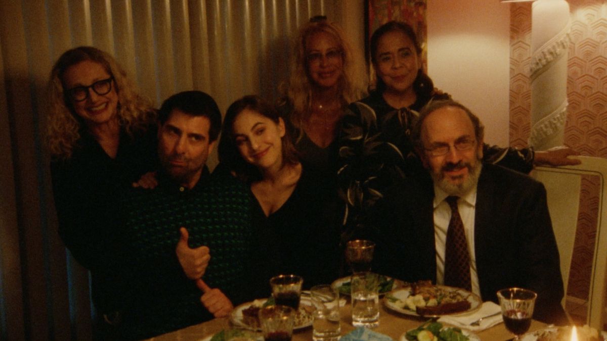 Crítica de "Crisis de fe": Jason Schwartzman y Carol Kane entre el duelo, la religión judía y el absurdo