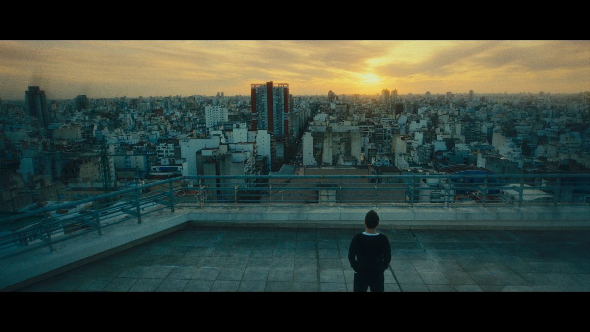 Crítica de “Reflejado”: Juan Baldana y una mirada cruda a la soledad y el vacío existencial