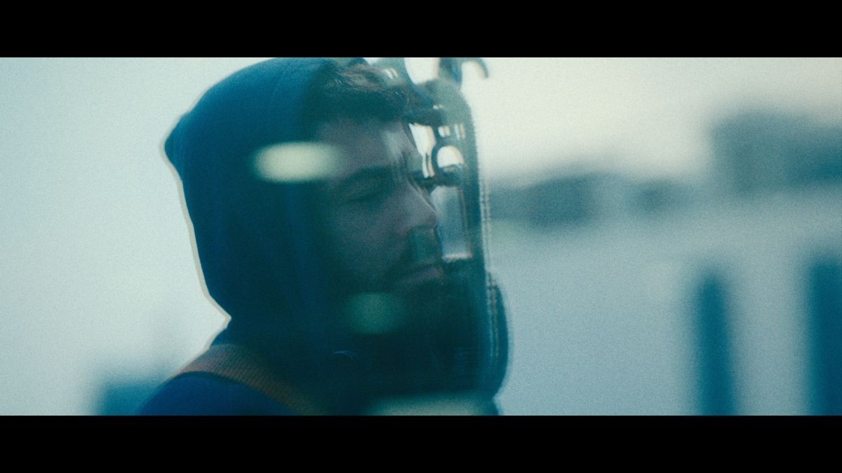 Crítica de “Reflejado”: Juan Baldana y una mirada cruda a la soledad y el vacío existencial