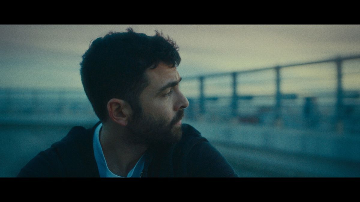 Crítica de “Reflejado”: Juan Baldana y una mirada cruda a la soledad y el vacío existencial