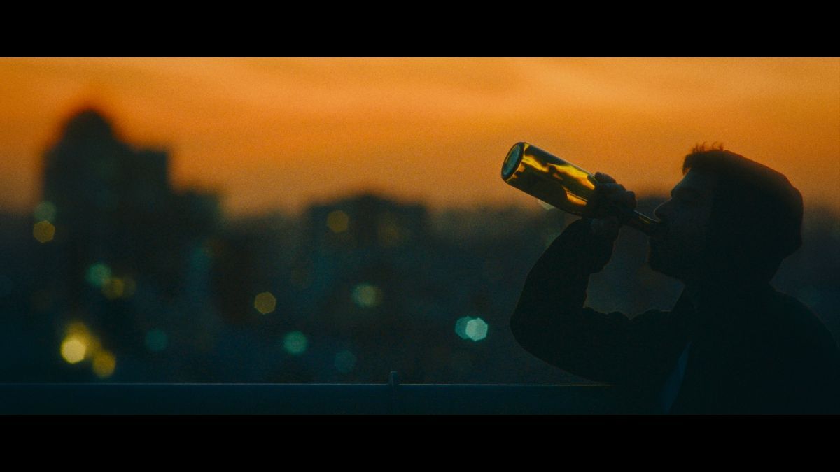 Crítica de “Reflejado”: Juan Baldana y una mirada cruda a la soledad y el vacío existencial