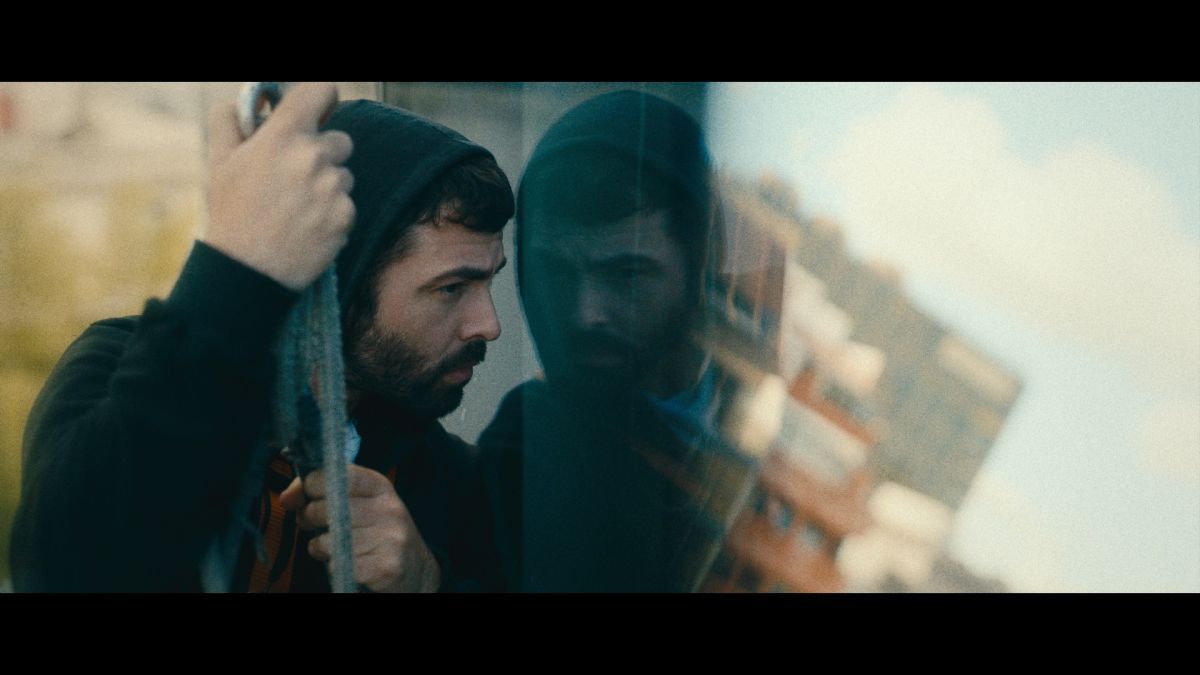 Crítica de “Reflejado”: Juan Baldana y una mirada cruda a la soledad y el vacío existencial