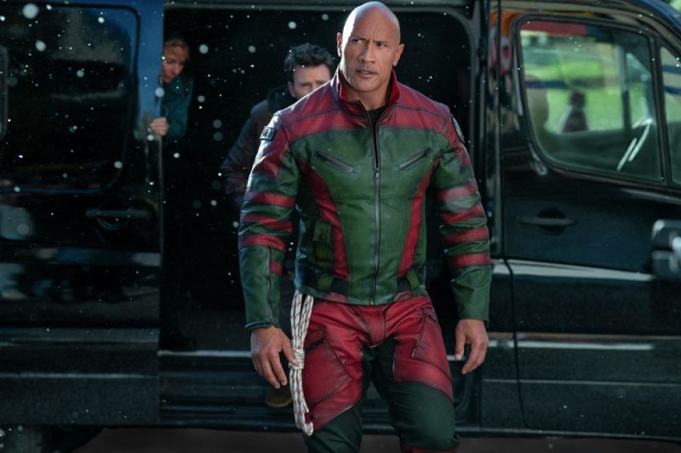 Crítica de “Código: Traje rojo”: Dwayne Johnson y Chris Evans en una buddy movie navideña