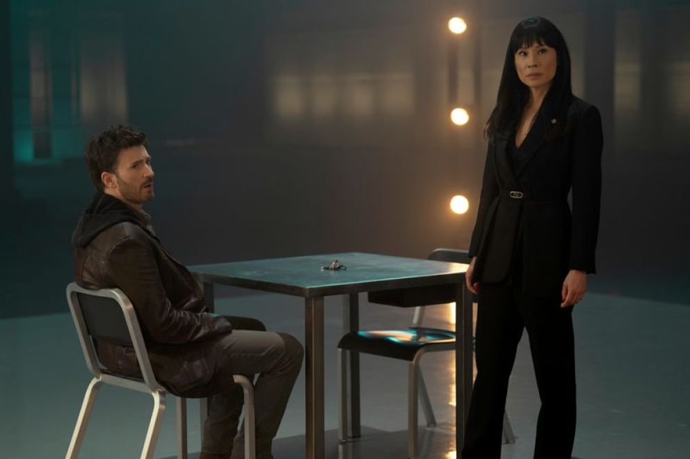 Crítica de “Código: Traje rojo”: Dwayne Johnson y Chris Evans en una buddy movie navideña