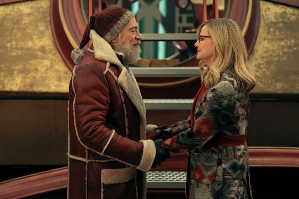 Crítica de “Código: Traje rojo”: Dwayne Johnson y Chris Evans en una buddy movie navideña